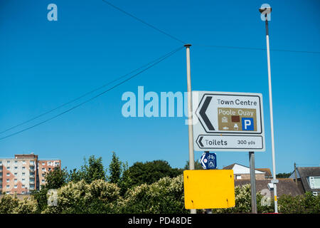 Wegweiser für Poole Quay, Stadtzentrum und Toiletten, Poole, Dorset, Großbritannien Stockfoto