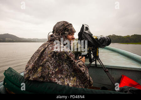 Outdoor Fotograf die Erkundung des Rio Chagres und die umliegenden Regenwald, Republik Panama. Stockfoto