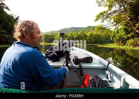 Outdoor Fotograf die Erkundung des Rio Chagres und die umliegenden Regenwald, Republik Panama. Stockfoto