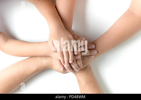Nahaufnahme, Ansicht von oben Kind und Vater die Hände zusammen auf weißem Hintergrund. Stapel von Händen. Einheit und Teamarbeit Konzept. Stockfoto