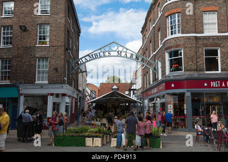 Eingang zu den Trümmern Markt im historischen York Centre, York, Yorkshire, Großbritannien - 4 August 2018 Stockfoto