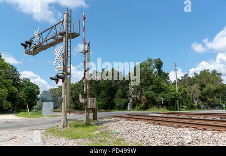 Summerfield, Florida, USA, 2018. Eisenbahn Signale und Anschluss durch North Florida Landschaft. Stockfoto