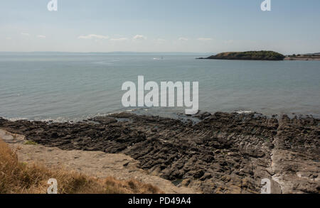 Schöne Aussicht auf die Menschen in der Sonne bei Barry Island Beach in South Wales Stockfoto