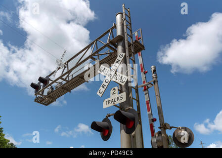 Summerfield, Florida, USA, 2018. Eisenbahn Signale und Anschluss durch North Florida Landschaft. Stockfoto