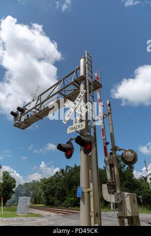 Summerfield, Florida, USA, 2018. Eisenbahn Signale und Anschluss durch North Florida Landschaft. Stockfoto