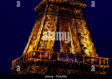 In der Nähe von Eiffelturm bei Nacht - Paris, Frankreich Stockfoto
