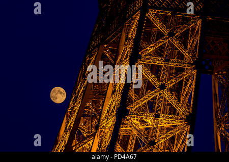 Close-up am Eiffelturm mit dem Vollmond im Hintergrund - Paris, Frankreich Stockfoto