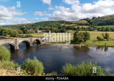 Der Fluss Dee an Carrog, Denbighshire, North Wales, landschaftlich reizvolle Lage am Fluss in Richtung old stone bridge suchen Stockfoto