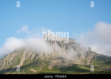 Hohe Big Mountain und Wiesen im kackar Berge. . Schönen blauen Himmel, Gräser und Wolken Stockfoto