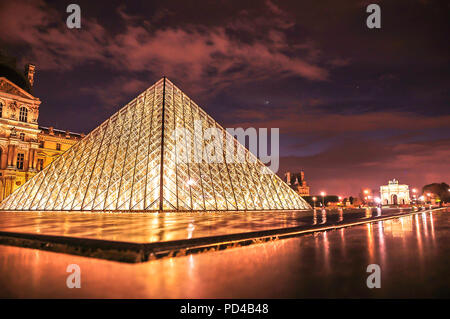 Der Louvre-Pyramide Stockfoto