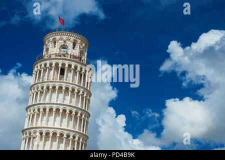 Sightseeing in der Toskana. Touristen an der Spitze des berühmten Schiefen Turm von Pisa unter Wolken Stockfoto