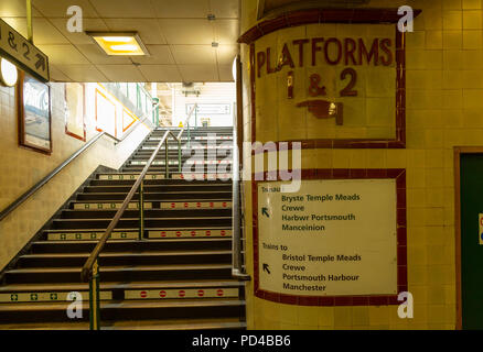 Der Hauptbahnhof Cardiff, Wales. Schritte von der Unterführung Tunnel zu Plattformen, mit alten Fliesen- Zeichen. Stockfoto