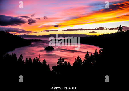 Sonnenaufgang über Emerald Bay State Park Stockfoto