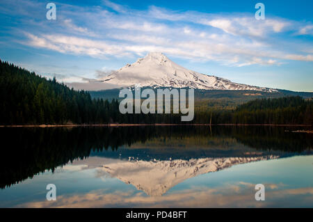 Reflexionen der Mount Hood in Trillium See Stockfoto