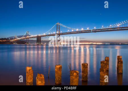 Die Bay Bridge und Pier 14 an der blauen Stunde Stockfoto