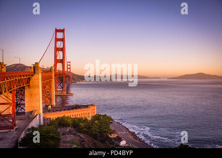 Die Golden Gate Bridge bei Sonnenaufgang Stockfoto