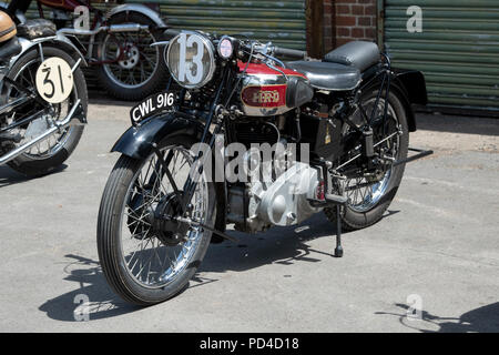 Jahrgang 1936 Vincent HRD Comet Motorrad auf der Schwungradseite Festival in Bicester Heritage Center. Oxfordshire, England Stockfoto