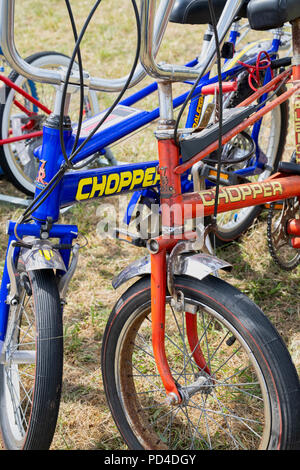 Zwei Raleigh Chopper Bikes. Großbritannien Stockfoto