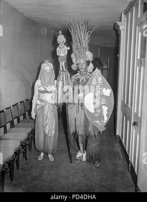 28. September 1946. Die Royal Albert Hall, London, England. Fünf Künste Ball. Die erste Full Scale fancy dress Ball seit dem Ende des Zweiten Weltkriegs, fand in der Royal Free Hospital. Foto zeigt zwei exotischen Nachtschwärmern; Peggy Kremer als Harem Mädchen, und Arthur Kremer als Zulu Häuptling. Stockfoto