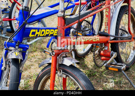 Zwei Raleigh Chopper Bikes. Großbritannien Stockfoto