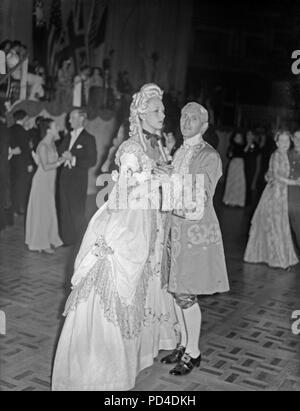 28. September 1946. Die Royal Albert Hall, London, England. Fünf Künste Ball. Die erste Full Scale fancy dress Ball seit dem Ende des Zweiten Weltkriegs, fand in der Royal Free Hospital. Foto zeigt Lady Iris O'Malley (formal Mountbatten) verkleidet als Frau Pompadour, Tanz mit Herrn Anthony Rivett. Stockfoto