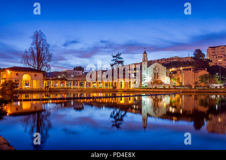 Lake Merritt an der blauen Stunde Stockfoto