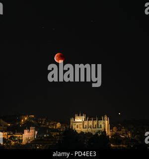 Blut Mond über der historischen Altstadt von Toledo, der Eclipse steigt ats Mars verbirgt sich hinter dem Kloster San Juan de los Reyes, Toledo, Spanien Stockfoto