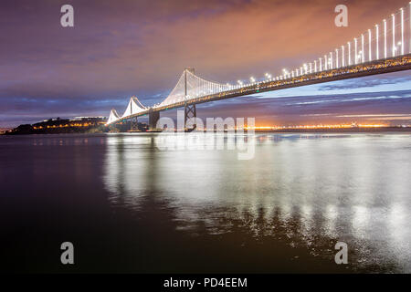 Am frühen Morgen und die Bay Bridge Stockfoto