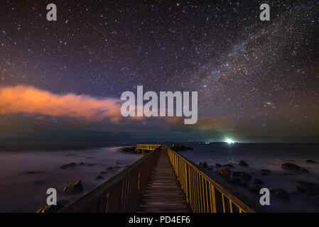 Nachthimmel in Ballycastle in Antrim, Nordirland Stockfoto