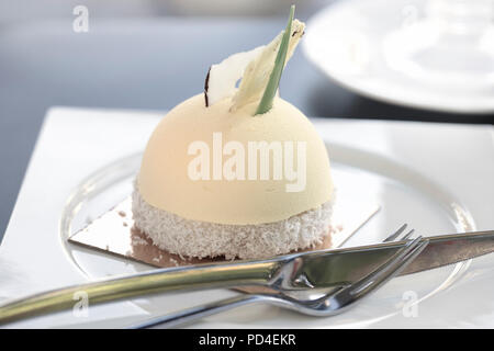 Kokosnuss Kuchen auf weiße Platte Stockfoto