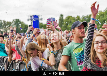 Kiew, Ukraine - Juli 04, 2018: Fans Menge belgischen DJ Frequenzen live Performance genießen Sie im Atlas Wochenende Festival in nationalen Expocenter verloren. Stockfoto