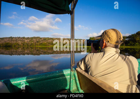Outdoor-Fotograf, der den Rio Chagres und die umliegenden Regenwälder, Republik Panama, Mittelamerika, erkundet. Stockfoto