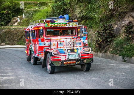 BATAD, Philippinen - 31. MÄRZ 2016: Der öffentliche Personennahverkehr jeepney schnell entlang einer Mountain Road fahren in der Provinz Banaue am 31. März 2016. Northern Stockfoto