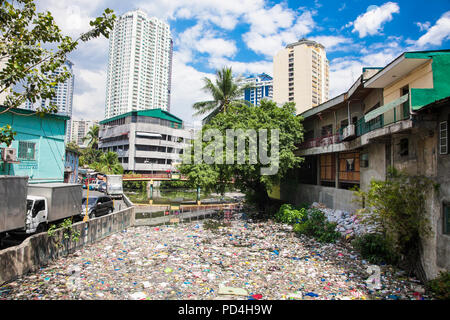 Müll liegt in einem Fluss durch Manila läuft. Philippinen. Stockfoto