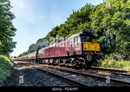 Schwere Diesellokomotive der Westküste Eisenbahnen durch Wennington-Bentham en-Route zu Leeds-York Stockfoto