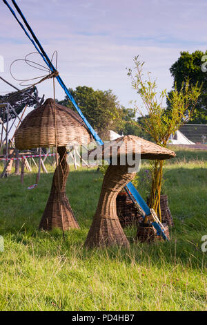 Newport, Wales - 23 Aug 14: gewebt willow Pilze und Pflanzen schmücken und ein Festzelt Kerl Seil am 14 Aug 2015 schützen Am grünen Sammeln Festival Stockfoto