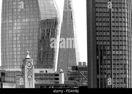 Teleobjektiv für die Oxo Tower, eines Blackfriars, Der Shard und South Bank Tower, von der Waterloo Bridge, London Stockfoto