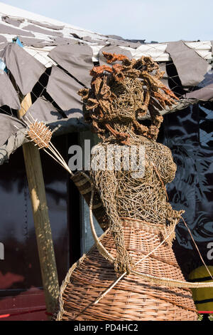 Newport, Wales - 23 Aug 14: gewebt Willow statue Medusa steht vor einem Festzelt Werbung Handwerksbetriebe am 14. August 2015 an die Grüne sammeln Fest Stockfoto