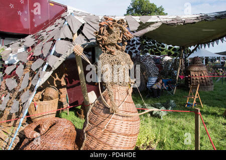 Newport, Wales - 23 Aug 14: gewebt Willow statue Medusa steht vor einem Festzelt Werbung Handwerksbetriebe am 14. August 2015 an die Grüne sammeln Fest Stockfoto