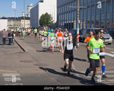 Teilnehmer an der Helsinki Halbmarathon laufen durch das Zentrum der finnischen Hauptstadt im Jahr 2018 Stockfoto