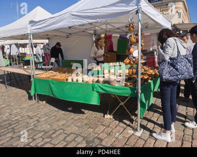 Traditionelle Holz- Handwerk Produkte für Touristen am Kauppatori Marktplatz im Zentrum von Helsinki Finnland verkauft Stockfoto