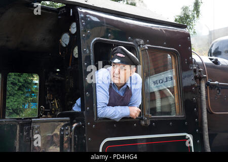 Motor Treiber auf die fußplatte von Nr. 78018 British Railways Standard Klasse 2 Dampflokomotive und aus der Kabine suchen Stockfoto