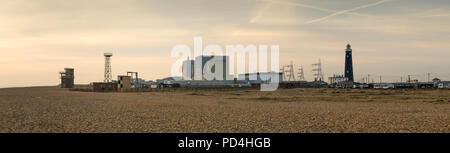 Panoramablick auf das Kernkraftwerk in Dungeness an der Küste von Kent. Stockfoto