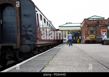 Würmer Blick aus der Plattform Nummer 1 mit einem Dampfzug bereit an der Universität Loughborough station abzuweichen, Great Central Railway Heritage Line Stockfoto