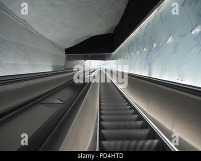 Helsinki U-System, das vom östlichen zum westlichen Vororten in Finlands Hauptstadt, Fahrtreppen aus der Tiefe station am Koivusaaren Stockfoto