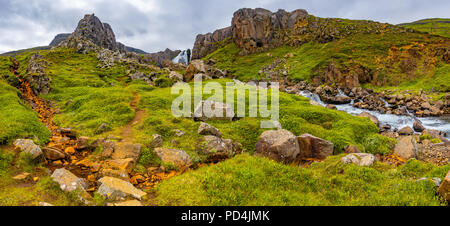 Panoramablick auf schöne Fjordlandschaft in der Nähe von Seydisfjördur in Ost Island, Sommer, Panorama Stockfoto