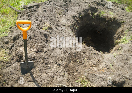 Schatzsuche. Schaufel in der Nähe der Gruben Grube Stockfoto