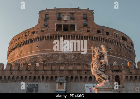 Castel Sant'Angelo Al Tramonto, Roma, Ponte Sant'Angelo. Frontale/von der Engelsburg bei Sonnenuntergang, Rom, Saint Angel's Bridge. Ansicht von vorn Stockfoto