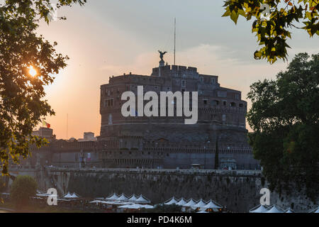 Castel Sant'Angelo Al Tramonto, Roma Lungotevere. / Von der Engelsburg bei Sonnenuntergang, Rom, Lungotevere. Stockfoto