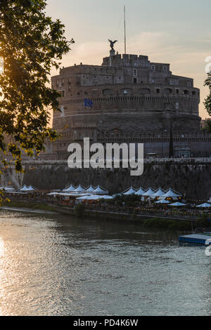 Castel Sant'Angelo Al Tramonto, Roma Lungotevere. / Von der Engelsburg bei Sonnenuntergang, Rom, Lungotevere. Stockfoto